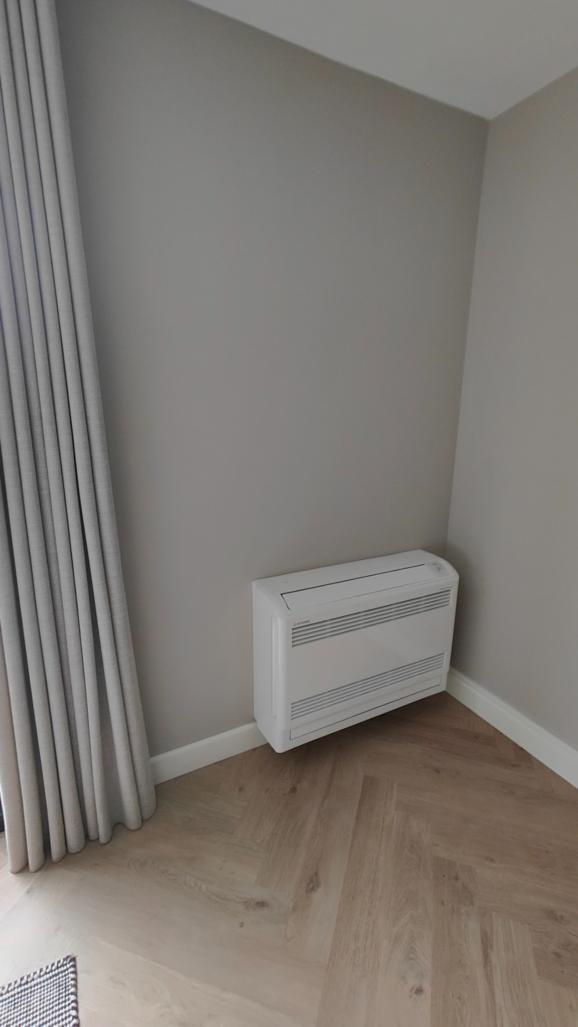 Mitsubishi Heavy Industries vloerairco in een woonkamer